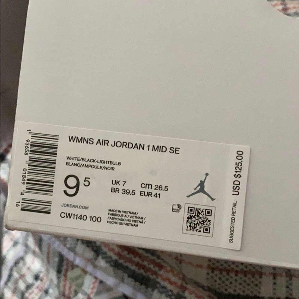 Jordan Box With Extra shoe laces